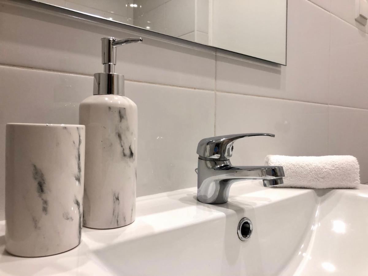 Cozy And Stylish Just 800m From The - New On Booking! Apartamento *