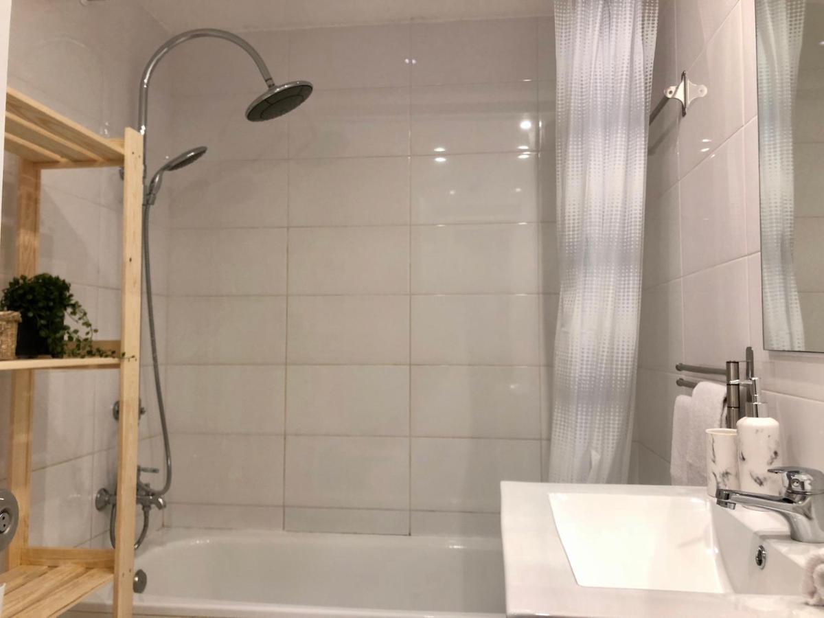 Cozy And Stylish Just 800m From The - New On Booking! Apartamento *